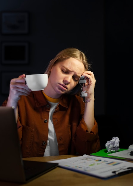 Vorderansicht der schönen Frau, die zu Hause arbeitet