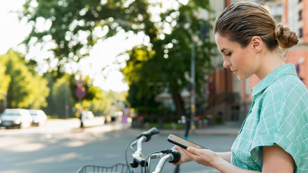 Vorderansicht der schönen Frau mit dem Fahrrad