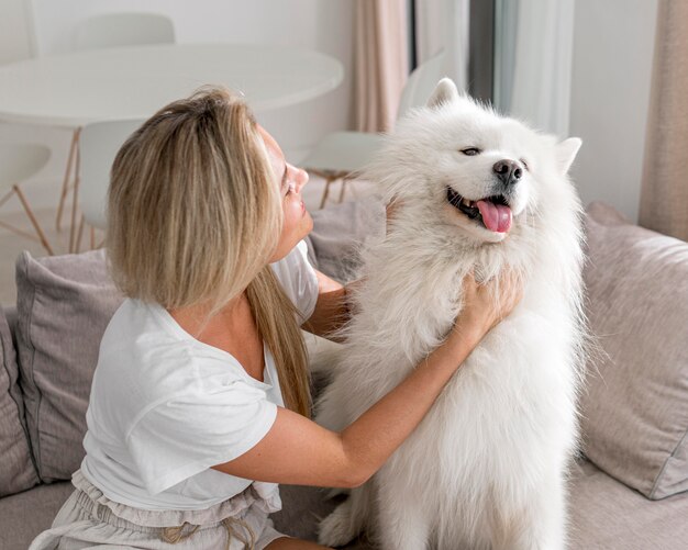 Vorderansicht der schönen Frau und des Hundes