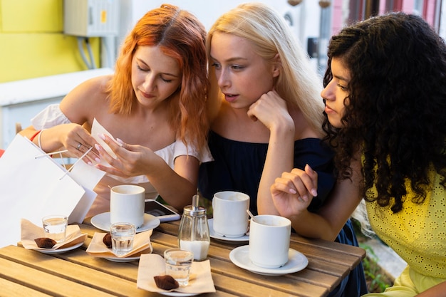 Kostenloses Foto vorderansicht der schönen freunde, die rechnung betrachten