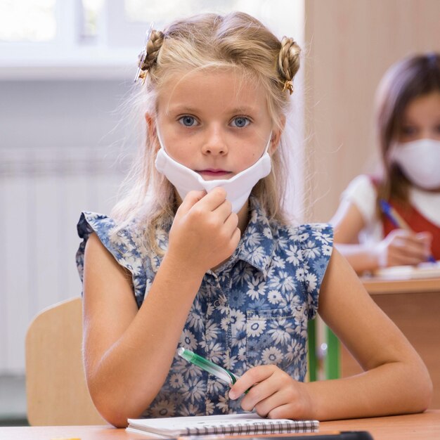 Vorderansicht der schönen Mädchen mit Gesichtsmaske