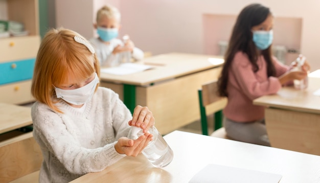 Vorderansicht der Schule während des Covid-Konzepts