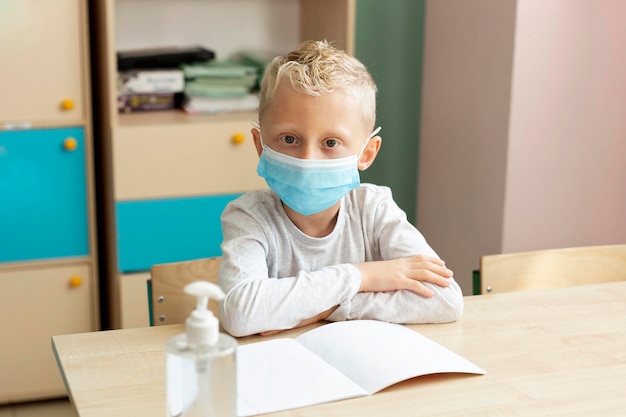 Kostenloses Foto vorderansicht der schule während des covid-konzepts