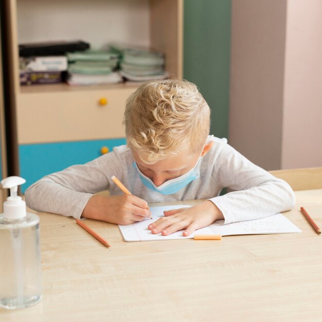 Vorderansicht der Schule während des Covid-Konzepts