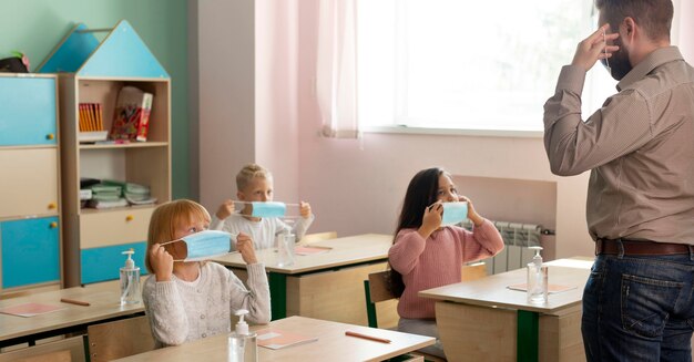 Vorderansicht der Schule während des Covid-Konzepts