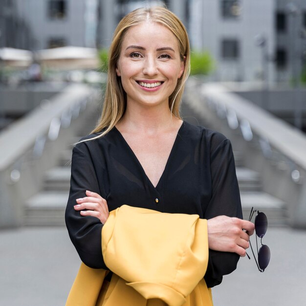 Vorderansicht der Smiley-Geschäftsfrau