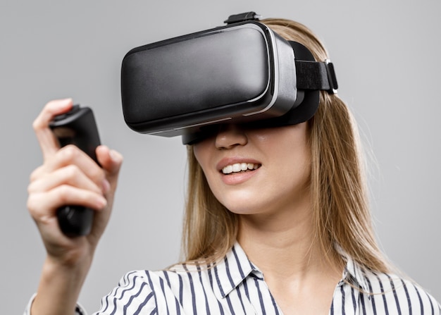 Vorderansicht der Smiley-Wissenschaftlerin mit Virtual-Reality-Headset