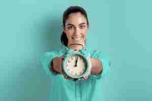 Kostenloses Foto vorderansicht der smileyfrau uhr halten