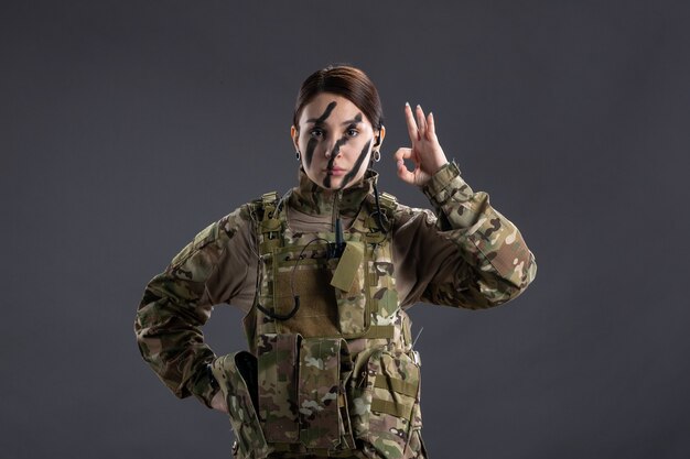 Vorderansicht der Soldatin in Militäruniform auf dunklem Schreibtisch Israel Panzerkrieger