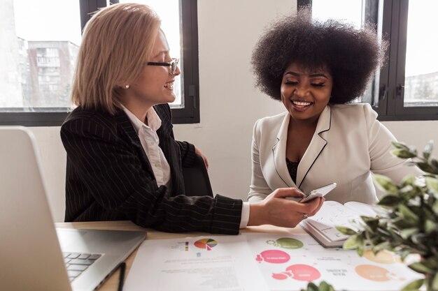 Vorderansicht der sprechenden Frauen