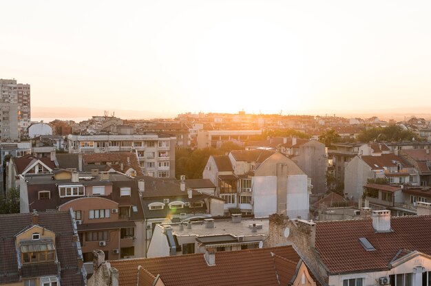 Vorderansicht der Stadt mit Gebäude bei Sonnenuntergang