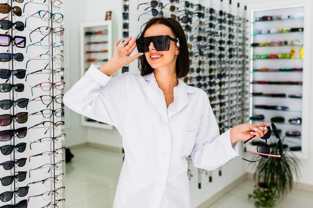 Vorderansicht der tragenden Sonnenbrille des Optikers