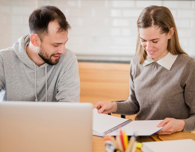 Vorderansicht der Tutorin und der Studentin zu Hause