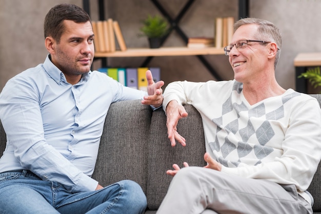 Kostenloses Foto vorderansicht der vater- und sohndiskussion