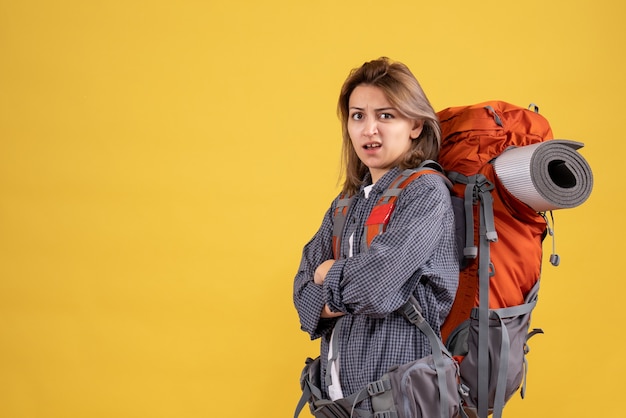 Kostenloses Foto vorderansicht der verwirrten reisenden frau mit dem roten rucksack, der hände kreuzt