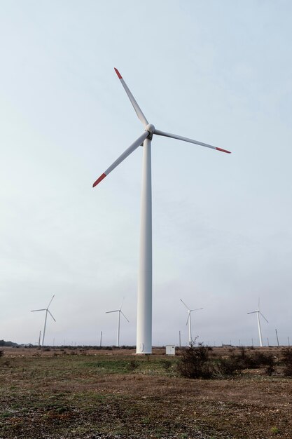 Vorderansicht der Windkraftanlage im Feld, das Energie erzeugt