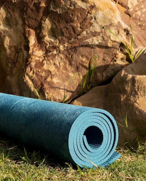 Kostenloses Foto vorderansicht der yogamatte draußen auf gras