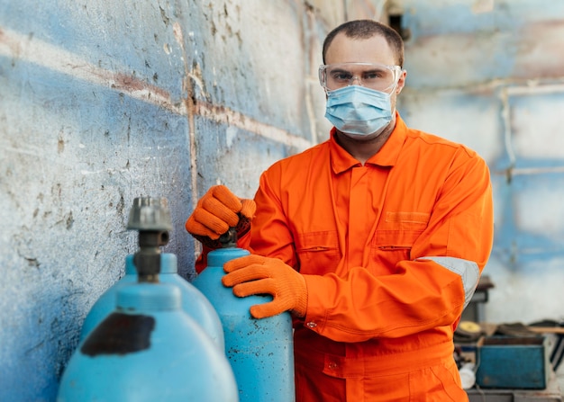 Vorderansicht des Arbeiters mit Schutzbrille und medizinischer Maske