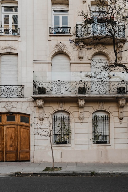 Kostenloses Foto vorderansicht des architektonischen gebäudes in der stadt