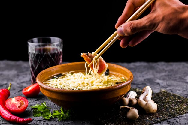 Vorderansicht des asiatischen Tellers der Garnelennudeln