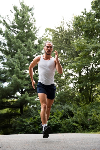 Vorderansicht des Athletenbetriebs