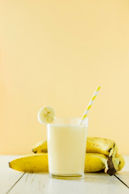 Vorderansicht des Bananenmilchshakes mit Früchten