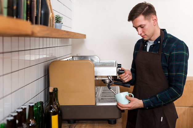 Vorderansicht des Barista, der Espresso macht