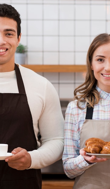 Vorderansicht des Barista im Café