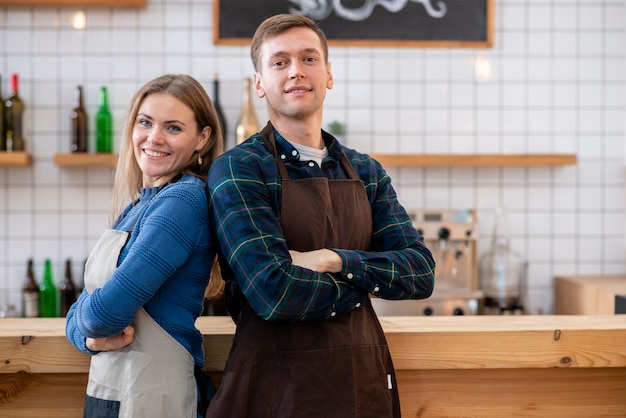 Vorderansicht des Barista im Café