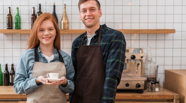 Vorderansicht des Barista im Café