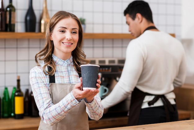 Vorderansicht des Barista mit Kaffee