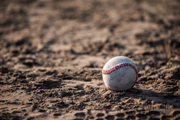 Vorderansicht des Baseballs im Schmutz