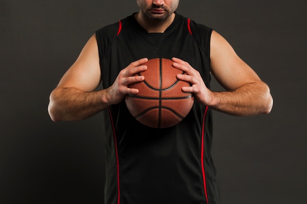 Vorderansicht des Basketball-Spielers Ball nah an Kasten halten