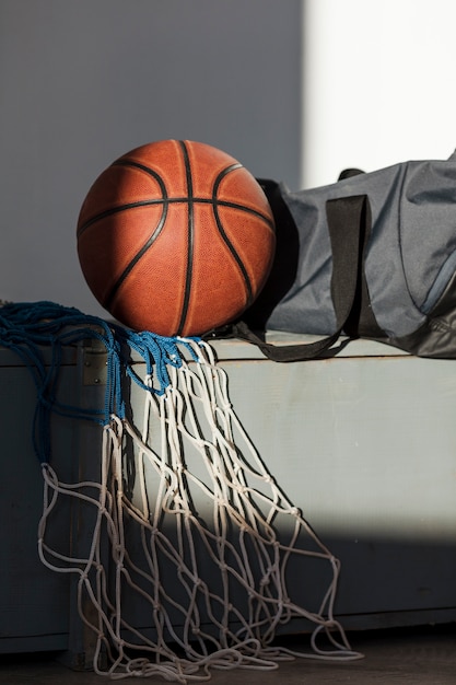 Kostenloses Foto vorderansicht des basketballs mit netz und tasche