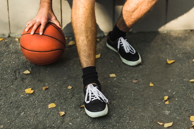 Kostenloses Foto vorderansicht des basketballspielers