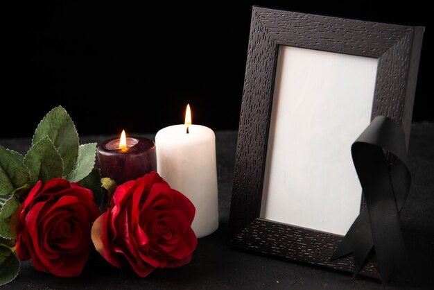 Vorderansicht des Bilderrahmens mit roten Blumen auf dem Schwarzen