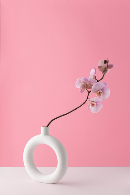 Vorderansicht des Blumendekors in einer kreisförmigen Vase mit Kopierraum