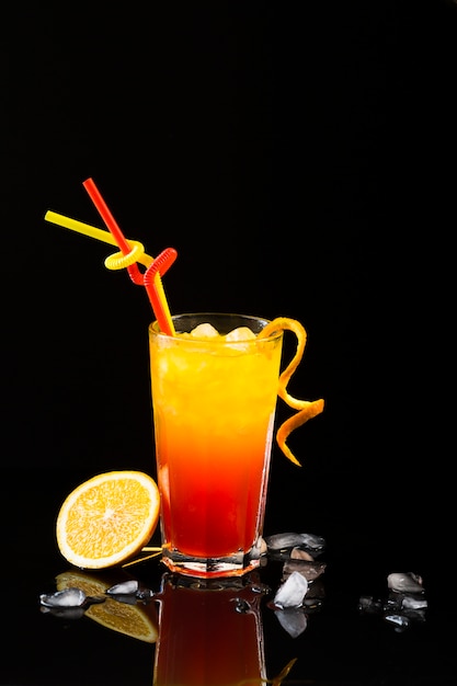 Vorderansicht des Cocktailglases mit Kopierraum und Orange