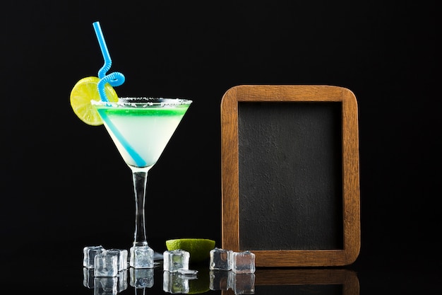 Vorderansicht des Cocktails mit Tafel und Eiswürfeln