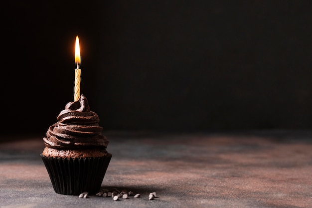 Kostenloses Foto vorderansicht des cupcakes mit kopierraum