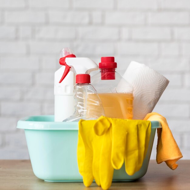 Vorderansicht des Eimers mit Reinigungslösungen und Handschuhen