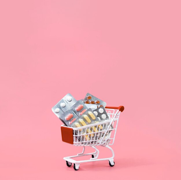 Vorderansicht des Einkaufswagens mit Tablettenfolien und Kopierraum
