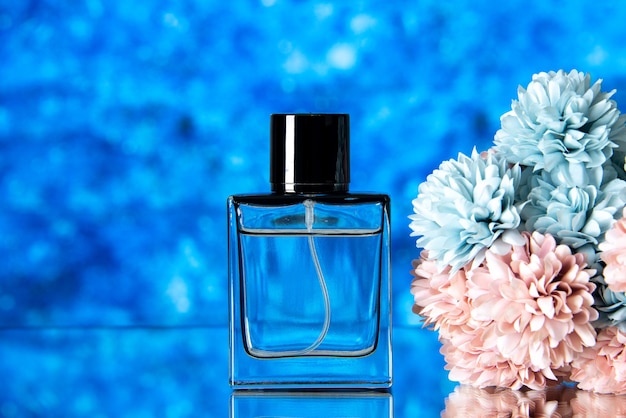 Vorderansicht des eleganten Frauenparfüms und der farbigen Blumen auf blauem Hintergrund