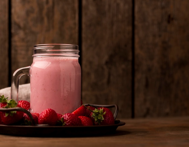 Vorderansicht des Erdbeermilchshakes mit Kopienraum