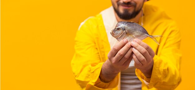 Vorderansicht des Fischers Fang mit Kopienraum halten