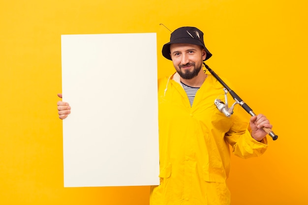 Vorderansicht des Fischers mit der Stange, die leeres Plakat hält