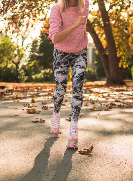 Kostenloses Foto vorderansicht des frauenrollschuhlaufs mit gamaschen