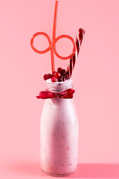 Kostenloses Foto vorderansicht des fruchtdesserts im glas