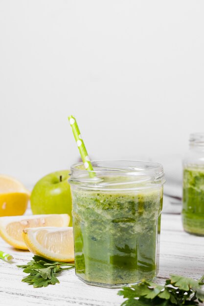 Vorderansicht des Glases gesunden Smoothie mit Apfel