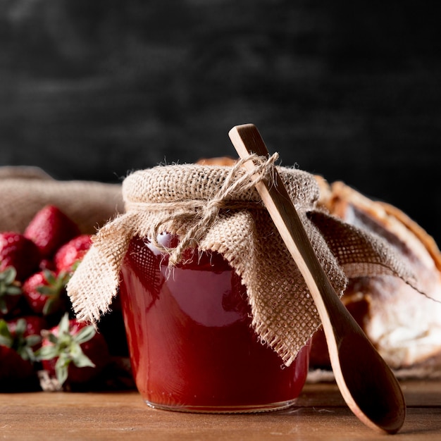 Vorderansicht des Glases mit Erdbeermarmelade